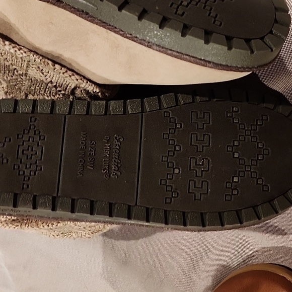 MUK Luks boots, Easy Spirit sandals plus no name boots. - Picture 3 of 9